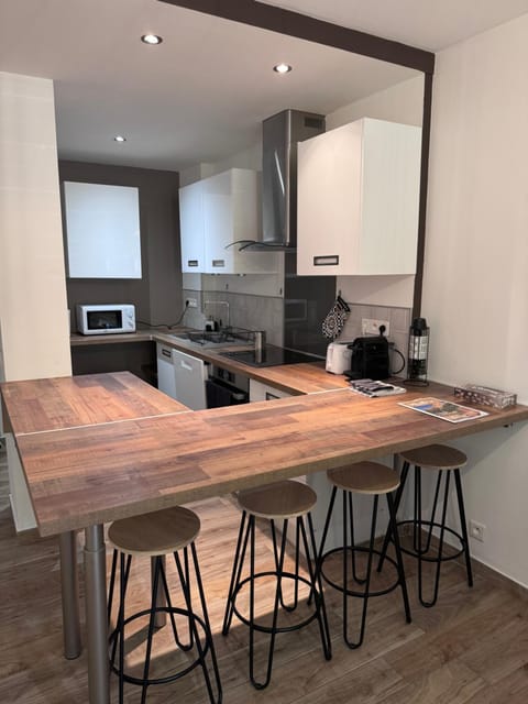 Kitchen or kitchenette, Dining area, dishwasher, stove, toaster