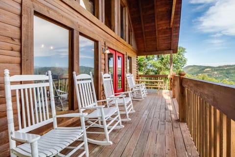 Bearhemain Rhapsody, a Private Cabin with Incredible Mountain Views, Near Dollywood!! House in Pigeon Forge