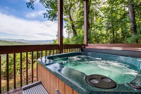 Bearhemain Rhapsody, a Private Cabin with Incredible Mountain Views, Near Dollywood!! House in Pigeon Forge