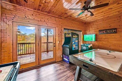 Sharp Dressed Bear is an Amenity Packed 4 Bedroom Cabin with Beautiful Views of The Smoky Mountains! House in Pigeon Forge