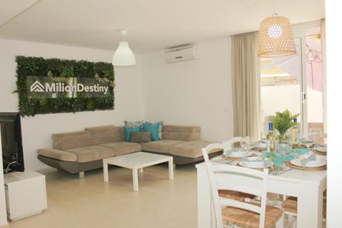 TV and multimedia, Living room, Seating area, Dining area