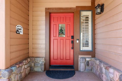 Summit Lodge Sleeps 10 with 4 Full Bath House in Prescott