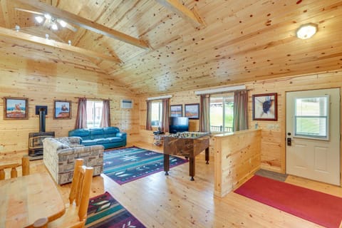 Wraparound Deck and Grill Deadwood Cabin House in North Lawrence