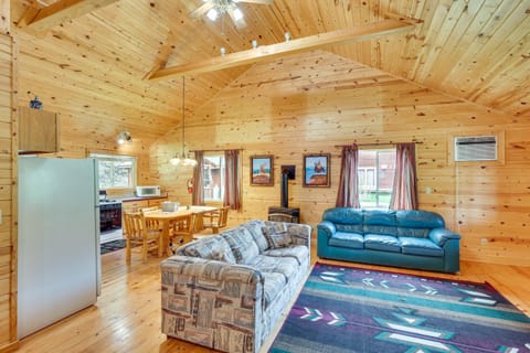 Wraparound Deck and Grill Deadwood Cabin House in North Lawrence