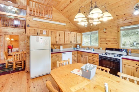 Wraparound Deck and Grill Deadwood Cabin House in North Lawrence