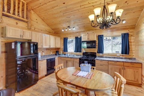 Deadwood Cabin with Foosball Table, Near Sanford Lab House in North Lawrence