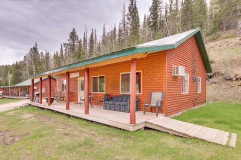 Deadwood Cabin with Foosball Table, Near Sanford Lab House in North Lawrence