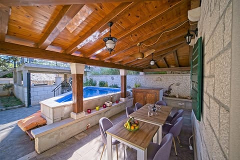 Seating area, Pool view