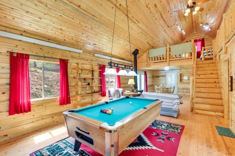 Hike, Unwind and Bring Your Pet Deadwood Cabin! House in North Lawrence