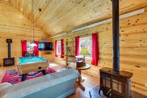 Hike, Unwind and Bring Your Pet Deadwood Cabin! House in North Lawrence