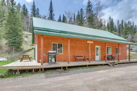 Wraparound Deck and BBQ Pet-Friendly Deadwood Cabin House in North Lawrence