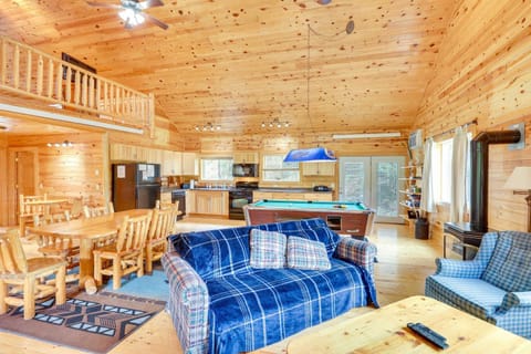 Wraparound Deck and BBQ Pet-Friendly Deadwood Cabin House in North Lawrence