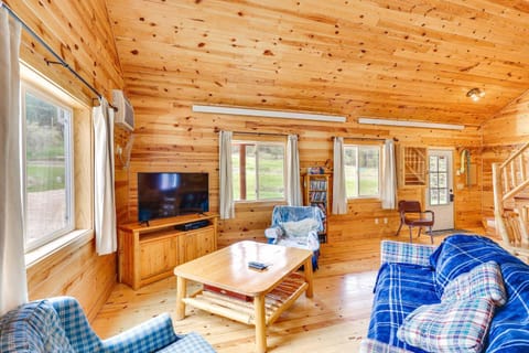 Wraparound Deck and BBQ Pet-Friendly Deadwood Cabin House in North Lawrence