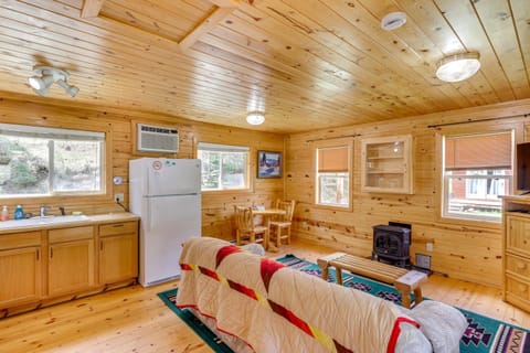 Pets Welcome Cozy Cabin with Deck in Deadwood! House in North Lawrence