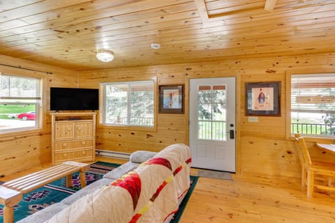 Pets Welcome Cozy Cabin with Deck in Deadwood! House in North Lawrence