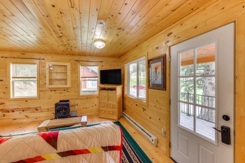 Pets Welcome Cozy Cabin with Deck in Deadwood! House in North Lawrence