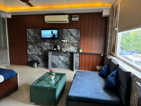 TV and multimedia, Seating area, air conditioner