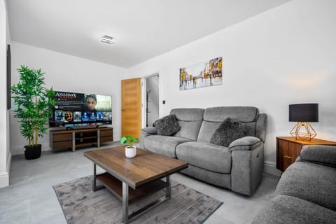 Communal lounge/ TV room, TV and multimedia, Living room, Seating area, Evening entertainment