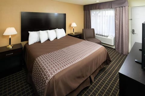 GuestPlace Inn & Suites Hotel in Redding