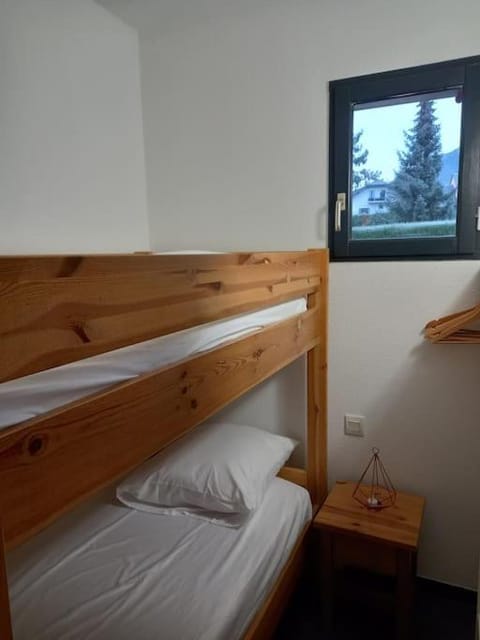 Bedroom, bunk bed