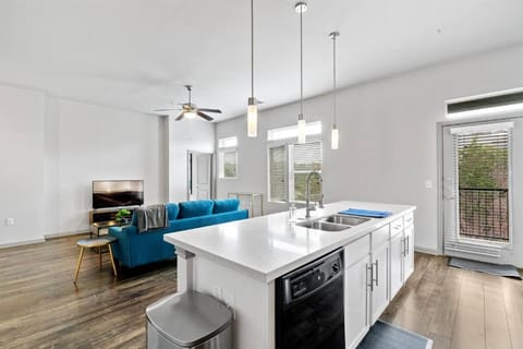 Kitchen or kitchenette, Living room, Seating area, Dining area, pet friendly, stove