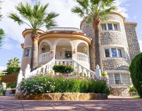 Villa Rapunzel - 30 mins from Alicante and close to EVERYTHING Villa in Vega Baja del Segura