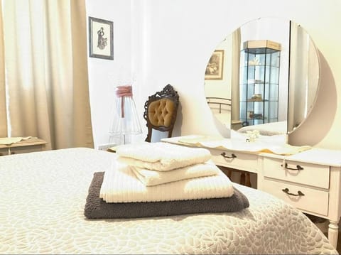 Bed, Photo of the whole room, Bedroom, hair dresser, towels