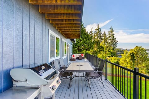 Peaceful Island Getaway, Port Susan views with BBQ & Playroom Apartment in Camano Island