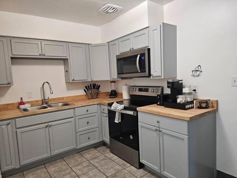 Coffee/tea facilities, Kitchen or kitchenette, microwave, stove, toaster