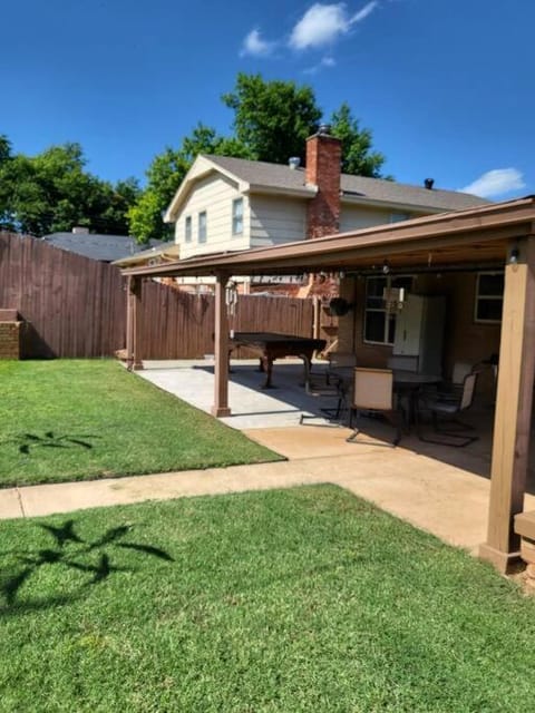 Family Retreat with pool and pool table House in Warr Acres