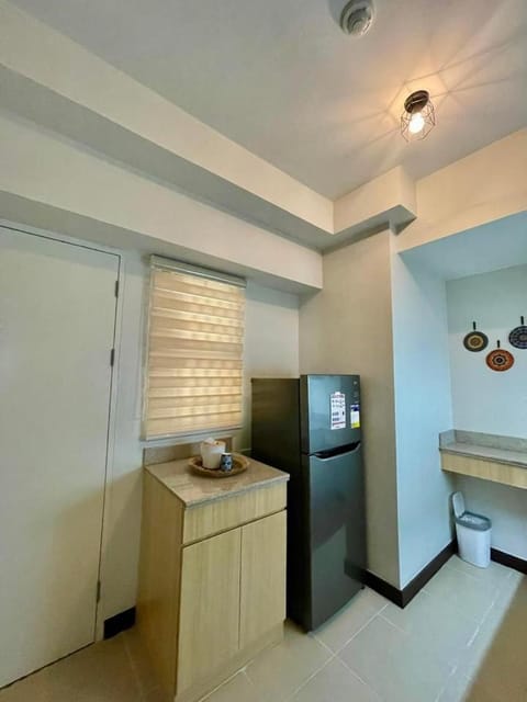 The-hide out by R&R Apartment in Las Pinas