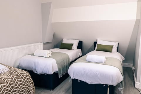 Long STAYS, BEST RATES, FREE PARKING, CONTRACTORS HAVEN, RELOCATORS, WORK LEISURE, COSY HOUSE, NEWLY RENOVATED, House in Salford