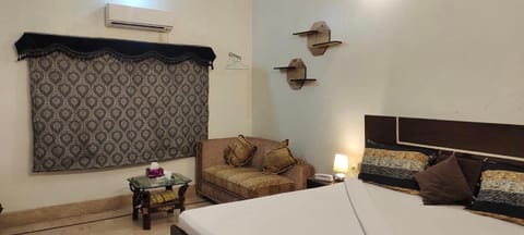 The Royal Palace Guest House Bed and Breakfast in Sindh