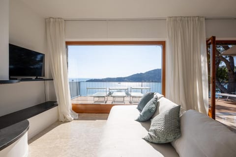 Communal lounge/ TV room, Natural landscape, Balcony/Terrace, Living room, Seating area, Sea view