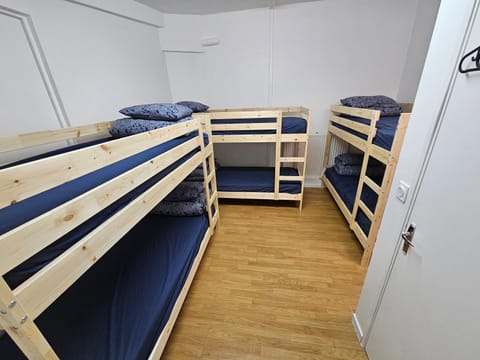 Bedroom, bunk bed