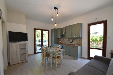 TV and multimedia, Kitchen or kitchenette, Living room, Dining area, air conditioner