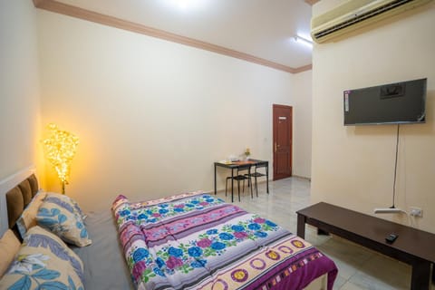 Bed, TV and multimedia, Living room, Photo of the whole room, Seating area, Bedroom, air conditioner