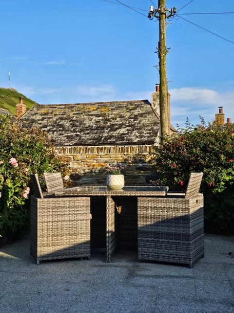 Patio, Day, Seating area