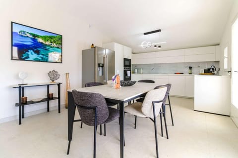 Kitchen or kitchenette, Dining area