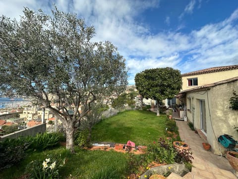 Maison provençale avec vue sur mer House in Marseille