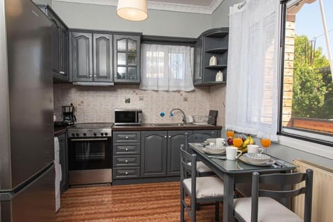 Coffee/tea facilities, Kitchen or kitchenette, Dining area, oven, stove