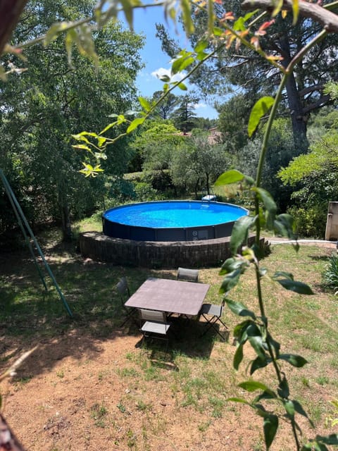 villa avec piscine et grand jardin Villa in Nimes