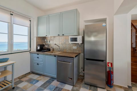 Coffee/tea facilities, Kitchen or kitchenette, dishwasher, microwave