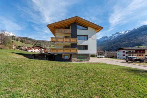 Property building, Spring, Day, Natural landscape, Mountain view, Parking