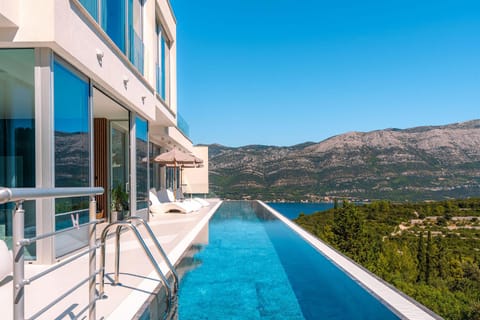 Property building, Sea view, Swimming pool