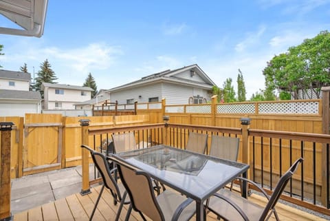 Spacious Home with 150-inch Movie Theatre, BBQ, Patio, Free Banff Pass, Sleeps 14, Perfect for Large Families House in Calgary