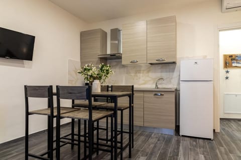 TV and multimedia, Kitchen or kitchenette, Dining area, oven, stove