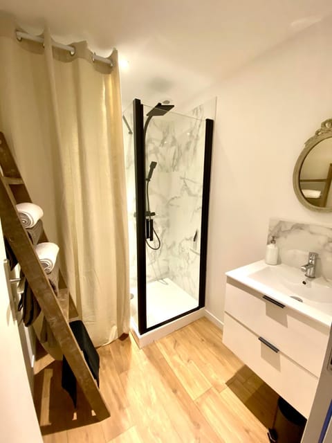 Shower, Bathroom, towels