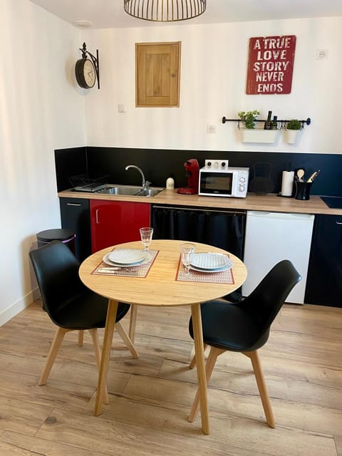 Kitchen or kitchenette, Dining area