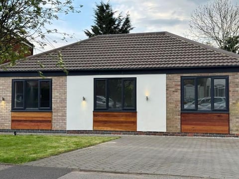 Brand New 4 Bed Deluxe Modern Villa - Sleeps 9 - Private Parking & Garden Villa in Nottingham